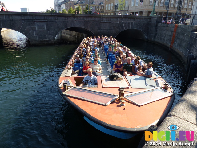 FZ032294 Tour boat in Copenhagen canal